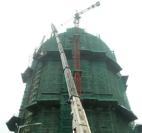 山南吊车在工地上作业